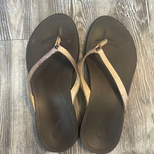 Olukai leather flip flops rose gold